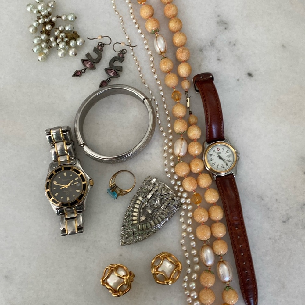 Group of vintage jewelry